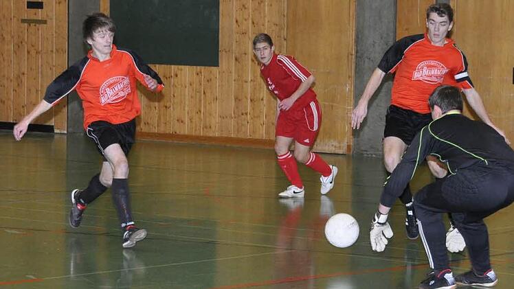 Für die Endrunde der A-Junioren haben sich auch die JFG Rodachgrund (schwarze Trikots) und der TSV Weißenbrunn qualifiziert. In der Vorrunde setzte sich der TSV mit 2:0 durch. Foto: Herbert Kalb