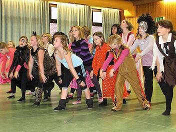 Die Mädels des TSV Bertelsdorf bei der Probe für ihren Schautanz. Die Gemeinschaftshalle in Bertelsdorf steht dem Verein kostenlos zur Verfügung - aber für das Training der Fußballjugend in der Halle der Schaumberger- und der Waldorfschule muss der Verein bezahlen. Foto: Simone Bastian