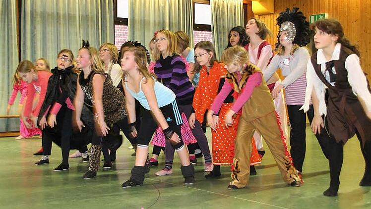 Die Mädels des TSV Bertelsdorf bei der Probe für ihren Schautanz. Die Gemeinschaftshalle in Bertelsdorf steht dem Verein kostenlos zur Verfügung - aber für das Training der Fußballjugend in der Halle der Schaumberger- und der Waldorfschule muss der Verein bezahlen. Foto: Simone Bastian