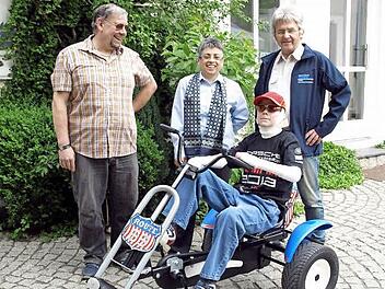 Zusammen mit neuem und altem Vorstand präsentiert Patrick Porzel stolz sein neues Pedal-Gokart (von links: Gerhard Welsch, Vorsitzende Edite Maria Kolb-De Souza Leao und Georg Porzel).  Foto: Susanne Deuerling