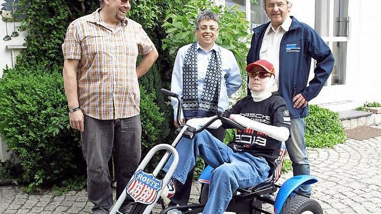 Zusammen mit neuem und altem Vorstand präsentiert Patrick Porzel stolz sein neues Pedal-Gokart (von links: Gerhard Welsch, Vorsitzende Edite Maria Kolb-De Souza Leao und Georg Porzel).  Foto: Susanne Deuerling
