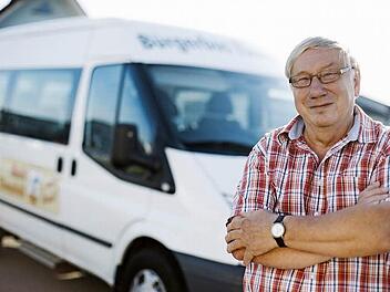 Erich Blaszyk ist einer von mehreren Ehrenamtlichen, die in Ebensfeld den Bürgerbus fahren. Das Projekt gibt es seit fast 20 Jahren.  Foto: Steffens