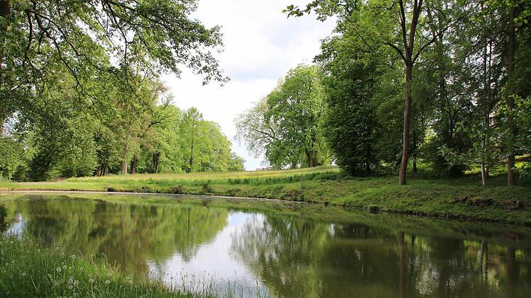 Im kleinen See schwimmen Fische. Das Wasser wird im Notfall auch zum Feuerlöschen verwendet.