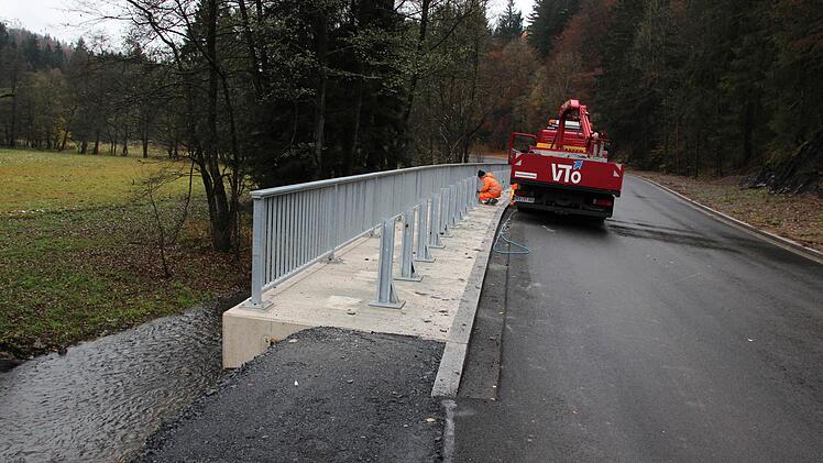 Arbeiten an der Leitplanke der mittleren Stützmauer Foto: Friedwald Schedel