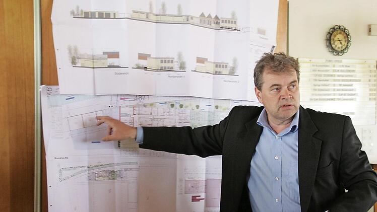 Hans-Jürgen Sauer erklärt die Pläne für das Sportheim. Foto: Sylvia Hubele