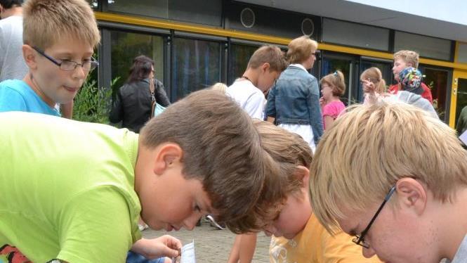 Viele waren eifrig auf der Goldsuche. Foto: Uschi Prawitz
