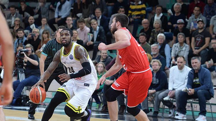 De'Mon Brooks (links) war stärkster Bayreuther beim Sieg gegen Oostende. Foto: Peter Mularczyk