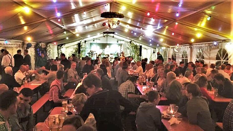 Voll besetzt wird auch bei der 10. Oerlenbacher Wies'n das Festzelt sein Foto: Frank Schmitt.