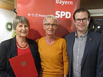 Einstimmig nominiert wurde  Norbert Schaub als SPD-B&uuml;rgermeisterkandidat f&uuml;r Hammelburg. Kreisr&auml;tin Ursula M&uuml;ller-Ahammer.(links)  - sie wurde f&uuml;r 35 Jahre SPD-Mitgliedschaft geehrt -  und  Ortsvereinsvorsitzende Katrin Jordan gratulierten. Foto: Elisabeth Kohl-Spies
