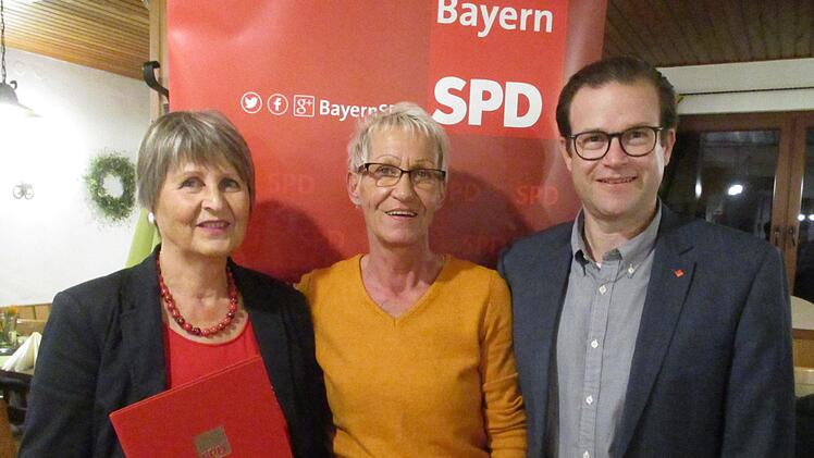 Einstimmig nominiert wurde  Norbert Schaub als SPD-B&uuml;rgermeisterkandidat f&uuml;r Hammelburg. Kreisr&auml;tin Ursula M&uuml;ller-Ahammer.(links)  - sie wurde f&uuml;r 35 Jahre SPD-Mitgliedschaft geehrt -  und  Ortsvereinsvorsitzende Katrin Jordan gratulierten. Foto: Elisabeth Kohl-Spies