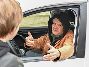 Für unser  Symbolfoto hat Theaterpädagoge Dirk Bayer wie in seinem  Präventionsstück "Hau Ab" die Rolle eines Mannes übernommen, der Kinder bedrängt, hier aus  dem Auto heraus.Ronald Rinklef