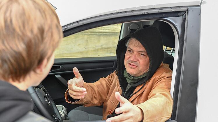 Für unser  Symbolfoto hat Theaterpädagoge Dirk Bayer wie in seinem  Präventionsstück "Hau Ab" die Rolle eines Mannes übernommen, der Kinder bedrängt, hier aus  dem Auto heraus.Ronald Rinklef