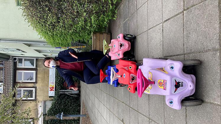 Die Bobbycars stehen bereit. Pädagogin Birgith Sommer würde so gern wieder Kinder im Garten des Kinderschutzbundes willkommen heißen.