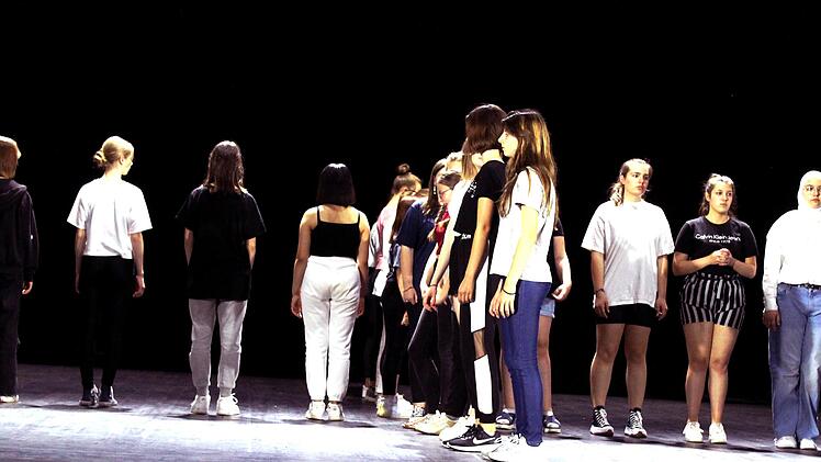 Mit dem Körper Stimmungen ausdrücken: Schülerinnen bei der Probe zum Education Projekt "Sense".