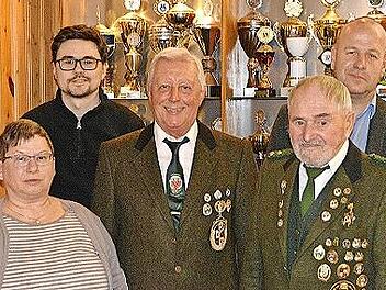 Von links: Vorsitzende Sonja Schneider, neuer 2. Schützenmeister Mario Mösch, Schützenkönig und 1. Schützenmeister Rudi Krämer, Karl-Heinz Korn und Bürgermeister Jochen Trier.