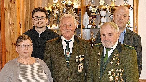Von links: Vorsitzende Sonja Schneider, neuer 2. Schützenmeister Mario Mösch, Schützenkönig und 1. Schützenmeister Rudi Krämer, Karl-Heinz Korn und Bürgermeister Jochen Trier.