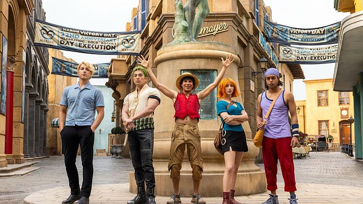 Monkey D. Ruffy (I&ntilde;aki Godoy, Mitte) schart wieder seine illustre Gang um seinen Strohhut: Koch Sanji (Taz Skylar, links), Schwertk&auml;mpfer Zorro (Mackenyu), Meisterdiebin Nami (Emily Rudd) und Scharfsch&uuml;tze Lysop (Jacob Romero, rechts).