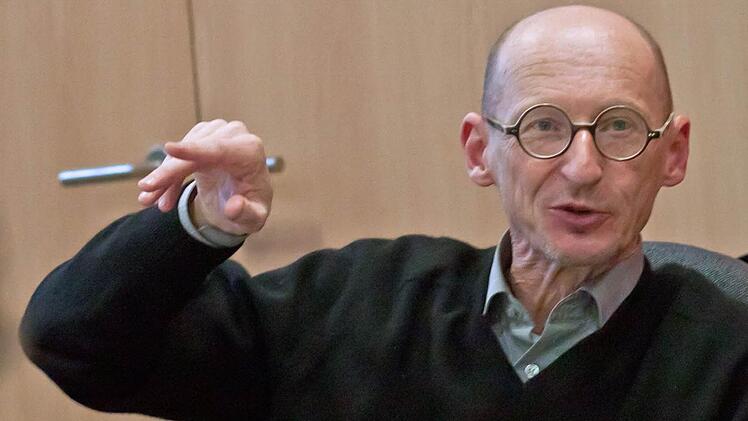 Tobias Hoheisel erläutert sein Ausstattungskonzept