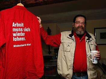 Dieses Hemd, von seiner Frau bedruckt, streift sich Dirk Eickels über, wenn er in den Wahlkampf zieht. Fotos: Matthias Hoch