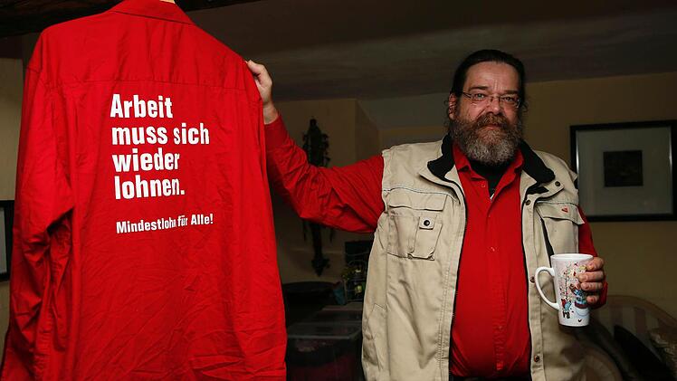 Dieses Hemd, von seiner Frau bedruckt, streift sich Dirk Eickels über, wenn er in den Wahlkampf zieht. Fotos: Matthias Hoch