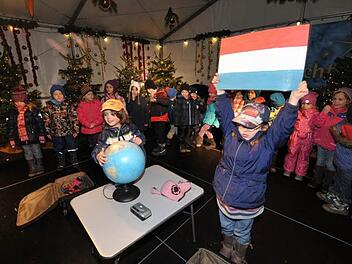 Ein Kind zeigte jeweils die Flagge des Landes, das auf dem Globus die nächste Station war. Foto: Roland Meister