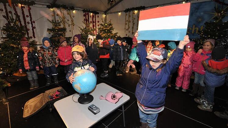 Ein Kind zeigte jeweils die Flagge des Landes, das auf dem Globus die nächste Station war. Foto: Roland Meister