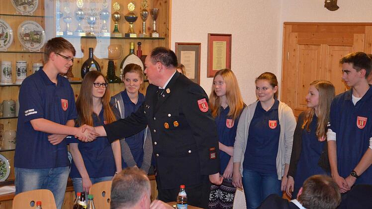 Acht Jugendliche wurden in die Feuerwehr mit Handschlag durch den Kommandanten Alexander Marx aufgenommen.
