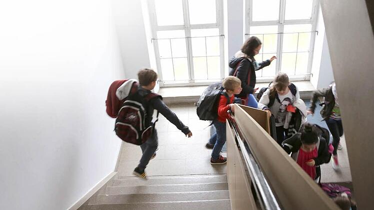 Durch das ehemalige Treppenhaus der Lindner-Fabrik toben jetzt die Hartmann-Realschüler. Fotos: Barbara Herbst