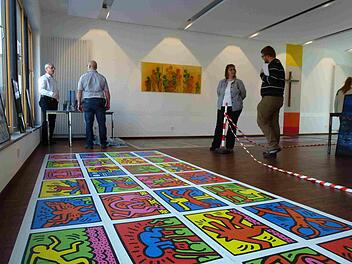Mit 32 256 Teilen ist der Comic von Keith Haring das bisher größte Puzzle von Peter Schubert (hinten links) Foto: Cornelia Hettinger