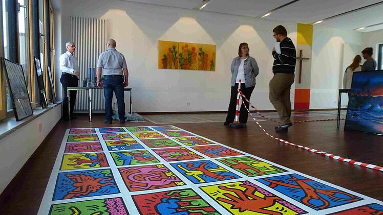 Mit 32 256 Teilen ist der Comic von Keith Haring das bisher größte Puzzle von Peter Schubert (hinten links) Foto: Cornelia Hettinger
