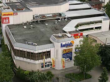 Nutzloser Betonklotz in Bestlage. OB Henry Schramm hofft, dass es der Stadt nach langen Verhandlungen bald gelingt, den Kaufplatz zu erwerben und das Areal neu zu gestalten. Foto: Archiv/Stephan Tiroch