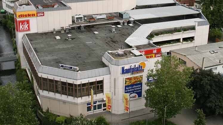 Nutzloser Betonklotz in Bestlage. OB Henry Schramm hofft, dass es der Stadt nach langen Verhandlungen bald gelingt, den Kaufplatz zu erwerben und das Areal neu zu gestalten. Foto: Archiv/Stephan Tiroch