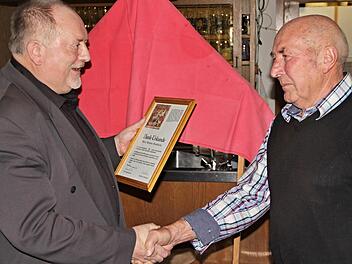 Mit festem Händedruck und Anerkennung für seine Arbeit als Seniorenleiter dankte Pater Rudolf Theiler (links) Bruno Deublein und überreichte eine Dankesurkunde des Bischofs. Foto: Helmut Will