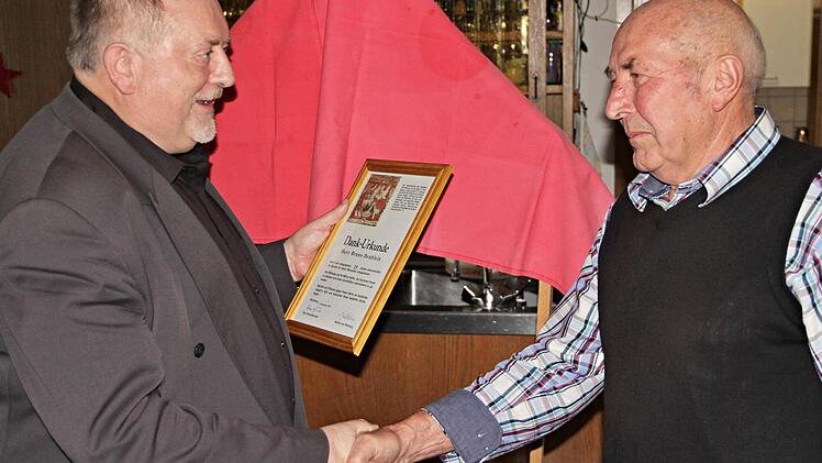 Mit festem Händedruck und Anerkennung für seine Arbeit als Seniorenleiter dankte Pater Rudolf Theiler (links) Bruno Deublein und überreichte eine Dankesurkunde des Bischofs. Foto: Helmut Will