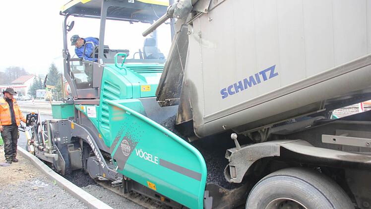 Aus dem Sattelauflieger wird der heiße Asphalt in die Maschine gekippt.  Foto: Friedwald Schedel