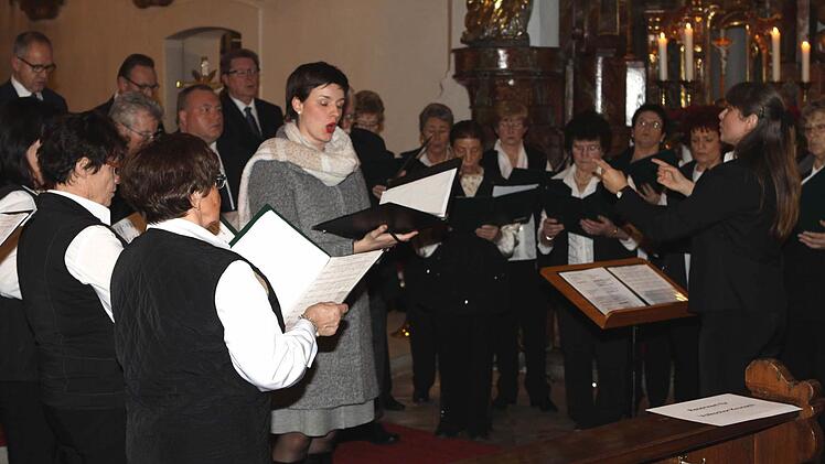 Der Volkschor mit Solistin Jennifer Wittmann Foto: Michael Wunder