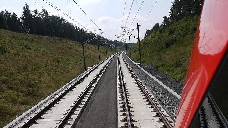 Permierenfahrt auf der ICE-Neubaustrecke. Foto: Berthold Köhler
