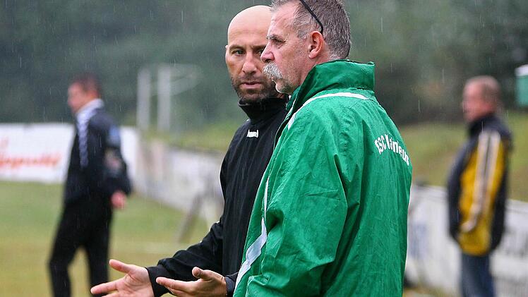 Der aktuelle Mainleuser Trainer Holger Dittwar will sich am Saisonende mit dem Kreisliga-Klassenerhalt aus Mainleus verabschieden. Rechts Betreuer Harald Buchwald. Foto: Alexander Muck