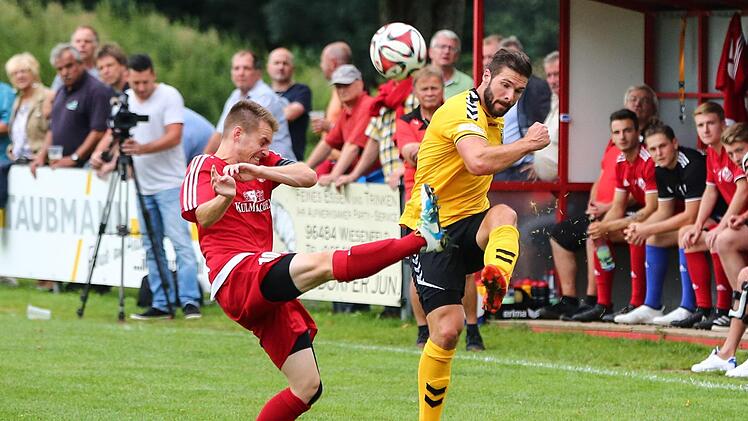 In der Hofer Spielhälfte sichert sich Meeders Alexander Heilingsloh (rot) den Ball gegen Christian Schraps.