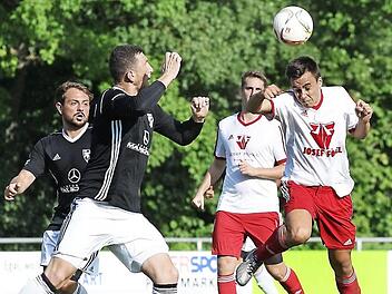 Angreifer Deniz Yilmaz (r,), der erstmals in der Memmelsdorfer Startformation stand, geht mit dem Kopf zum Ball; Ata Simitci vom TSV Sonnefeld kommt zu spät. Fotos: sportpress