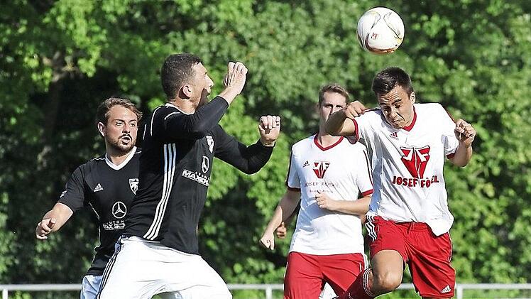 Angreifer Deniz Yilmaz (r,), der erstmals in der Memmelsdorfer Startformation stand, geht mit dem Kopf zum Ball; Ata Simitci vom TSV Sonnefeld kommt zu spät. Fotos: sportpress