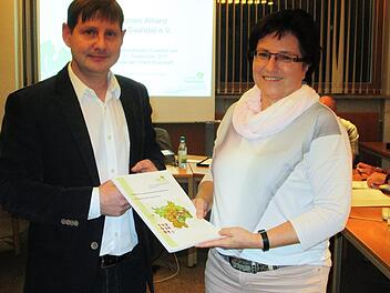 Der neue Manager der Allianz Fränkisches Saaletal, Holger Becker, übergab der Euerdorfer Bürgermeisterin Patricia Schießer den Maßnahmenkatalog für künftige Projekte.             Winfried Ehling