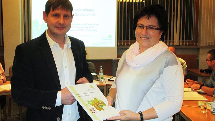 Der neue Manager der Allianz Fränkisches Saaletal, Holger Becker, übergab der Euerdorfer Bürgermeisterin Patricia Schießer den Maßnahmenkatalog für künftige Projekte.             Winfried Ehling