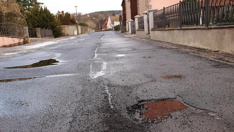 Schlechte Straßen wie hier am Schwimmbadweg sind ein Dauerbrenner in Münnerstadt. Foto: Heike Beudert