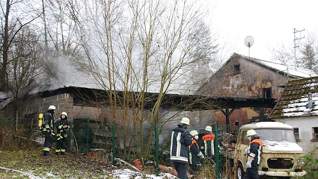 In dem großen Carport, das direkt ans Wohnhaus angebaut ist und in dem mehrere Fahrzeuge standen, brach das Feuer aus.  Fotos: Dagmar Besand