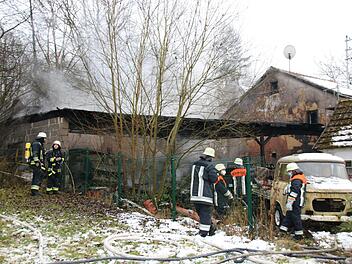 In dem großen Carport, das direkt ans Wohnhaus angebaut ist und in dem mehrere Fahrzeuge standen, brach das Feuer aus.  Fotos: Dagmar Besand
