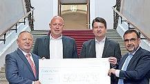Üergabe des Förderbescheids im Landtag (von links): Landrat Thomas Bold, ZTM-Geschäftsführer Sebastian Dresbach, Staatssekretär Sandro Kirchner, Staatsminister Klaus Holetschek