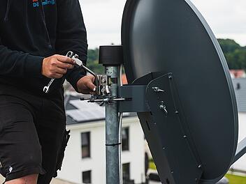 Fernsehempfang per Satellitenschüssel ist eine Möglichkeit.