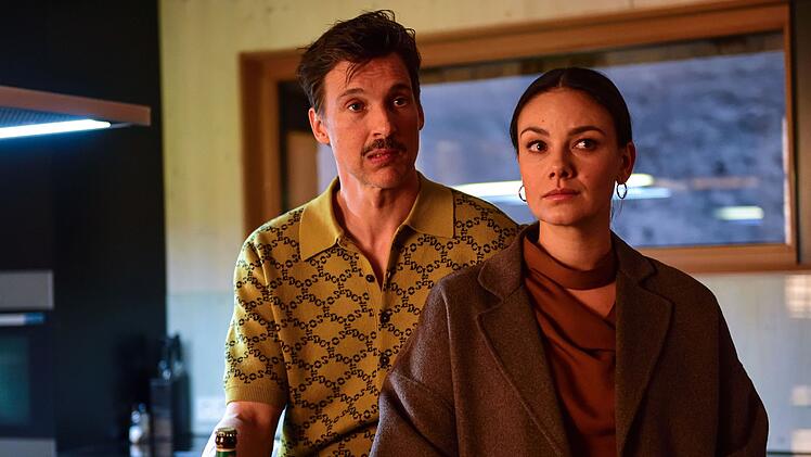 Das angehende Ehepaar Thomas (Florian David Fitz) und Anna (Janina Uhse) lädt nach Tirol ein. Es kommt nicht nur die Familie, sondern auch ein ganzer Sack von Problemen.