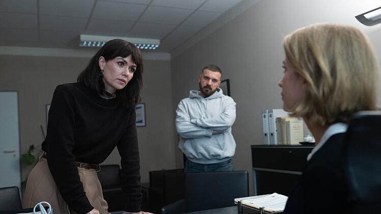 Maryam Azadi (Melika Foroutan, links) und Hamza Kulina (Edin Hasanovic) werden bei Chefin Sandra Schatz (Judith Engel) vorstellig.